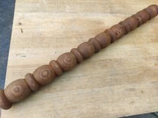 kleine alte Holzsäule aus